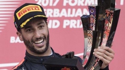 F1: Ricciardo vince a Baku in una gara piena di colpi di scena
